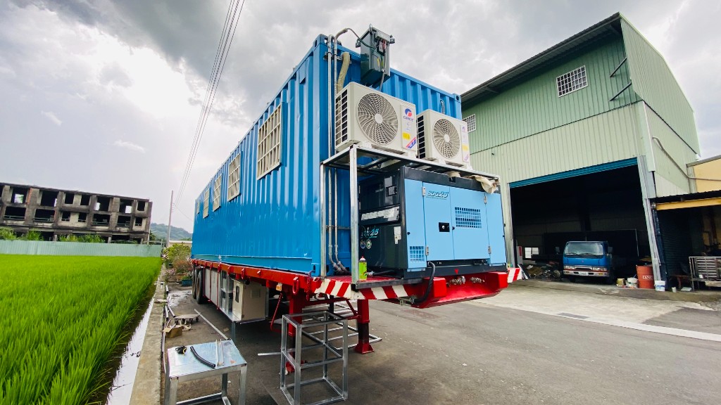 藍色貨櫃改裝之行動電力與空調模組，停置於戶外場域