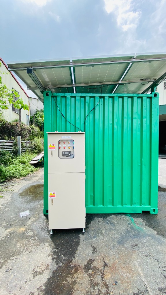 貨櫃型儲能與屋頂太陽能陣列及戶外配電控制櫃整合配置